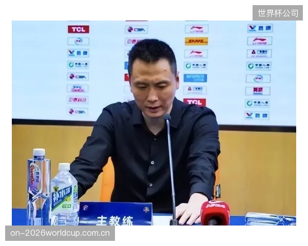 上海男篮加冕队史第二冠,卢伟教练打造的防守体系在总决赛中得到完美体现。 上海男篮加冕队史第二冠,卢伟教练打造的防守体系在总决赛中得到完美体现。